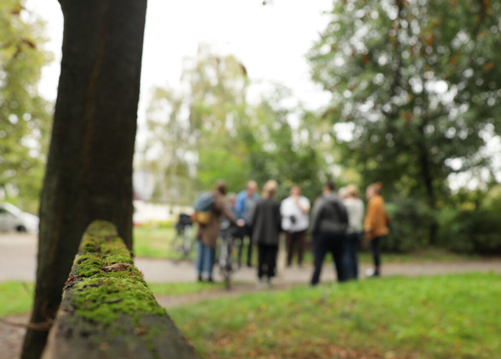 Menschen stehen in einem Stadtpark