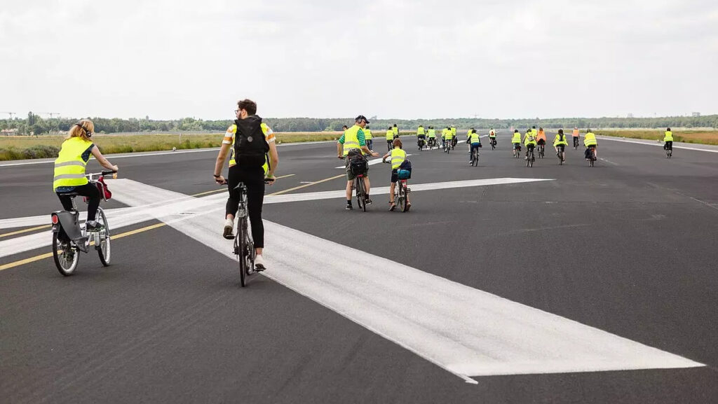 Fahrradfahren auf dem ehemaligen Flughafen Tegel
