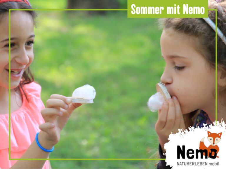 zwei Kinder spielen draußen