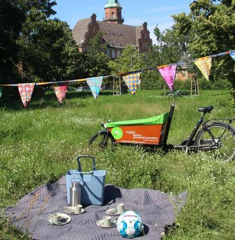 Picknickkorb mit Lastenfahrrad vor Rathaus Reinickendorf